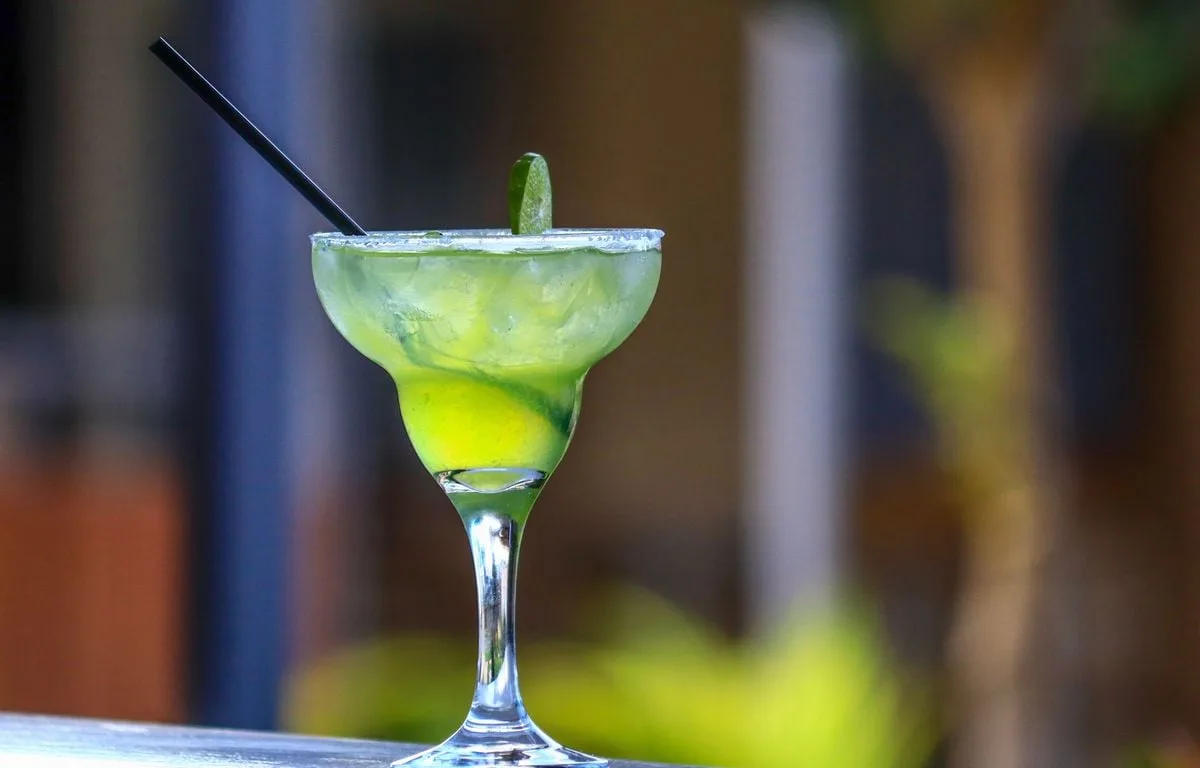 ÉTATS-UNIS : UN RESTAURANT SERT PAR ERREUR DES MARGARITAS PRÉPARÉES AVEC UN PRODUIT DÉGRAISSANT, TROIS CLIENTS BRÛLÉS