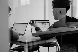 TOUT LE MONDE SAIT QUE LES ENTRETIENS ANNUELS SONT INEFFICACES, ALORS POURQUOI DOIT-ON S’Y PLIER ANNÉE APRÈS ANNÉE ?