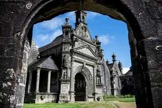 RETABLE TRICENTENAIRE, ANGELOT LES FESSES NUES… VOICI POURQUOI IL FAUT VISITER LES ENCLOS PAROISSIAUX DU FINISTÈRE