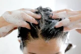 TOUS LES JOURS OU TROIS FOIS PAR SEMAINE ? À QUELLE FRÉQUENCE FAUT-IL FAIRE UN SHAMPOING ?
