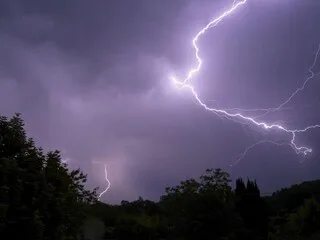 RAFALES JUSQU’À 95 KM/H, CHUTES DE GRÊLE ET FORTES PLUIES POSSIBLES : LE MAINE-ET-LOIRE EN ALERTE AUX ORAGES VIOLENTS