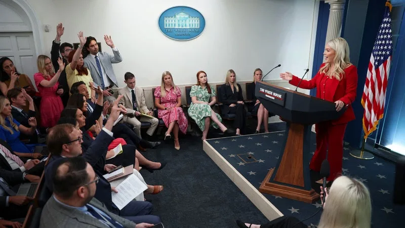 « UN PRIVILÈGE PAS UN DROIT »: L’ADMINISTRATION TRUMP S’EXPLIQUE APRÈS L’EXCLUSION DE CERTAINS MÉDIAS DE LA MAISON BLANCHE