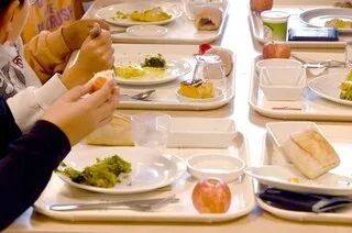 APRÈS AVOIR GAGNÉ 50 MILLIONS À L’EUROMILLIONS EN 2009, ILS FINANCENT CHAQUE ANNÉE LA CANTINE SCOLAIRE DU VILLAGE
