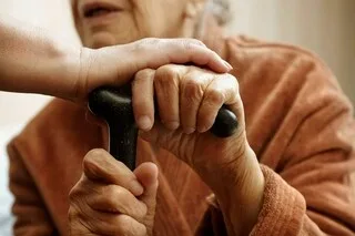 LE CORPS D’UNE RÉSIDENTE D’EHPAD DÉCOUVERT AVEC UN OREILLER SUR LA TÊTE : UNE ENQUÊTE OUVERTE POUR MEURTRE À RENNES