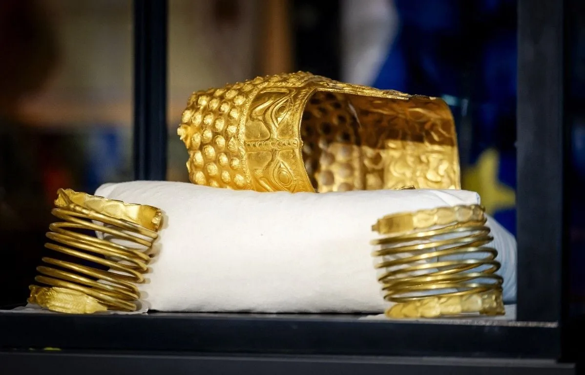 PAYS-BAS : TROIS HOMMES CONDAMNÉS À PRÈS DE QUATRE ANS DE PRISON POUR LE VOL D’UN CASQUE ANTIQUE EN OR