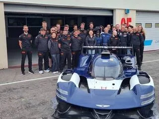 À 81 ANS, JACKY ICKX A PRIS LE VOLANT D’UNE VOITURE MODERNE DES 24 HEURES DU MANS : « IL Y AVAIT TOUT À APPRENDRE »