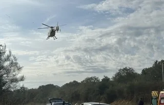 PIÉTON PERCUTÉ PAR UNE VOITURE SUR UNE ROUTE DE MAINE-ET-LOIRE : LA VICTIME A ÉTÉ TRANSPORTÉE À ANGERS PAR HÉLICOPTÈRE