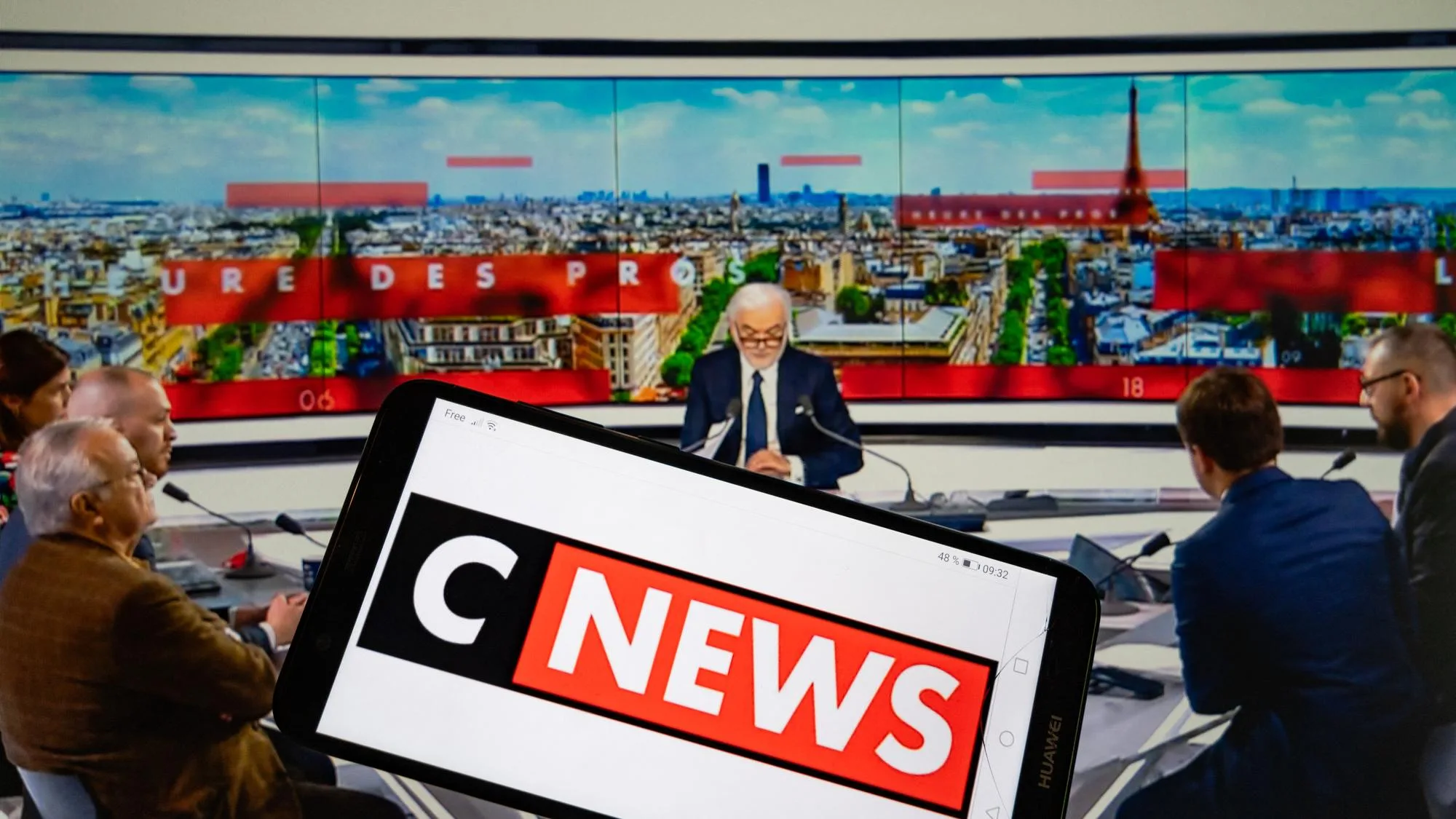 CNEWS ET EUROPE 1 DANS LE VISEUR D’UNIVERSITAIRES QUI RÉESSAIENT DE FAIRE RECADRER LEUR MANQUE DE PLURALISME