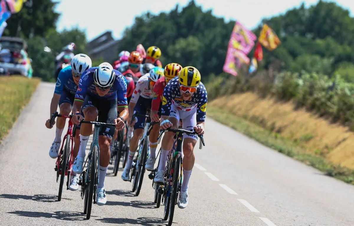 EN DIRECT TOUR DE FRANCE : VAN DER POEL FAIT LE FORCING DEVANT, LE FINAL S’ANNONCE DINGO… SUIVEZ LA 9E ÉTAPE AVEC NOUS