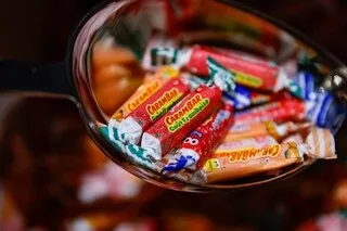 CANICULE : POURQUOI CARAMBAR VA ARRÊTER LES CÉLÈBRES BLAGUES SUR SES EMBALLAGES DURANT L’ÉTÉ ?