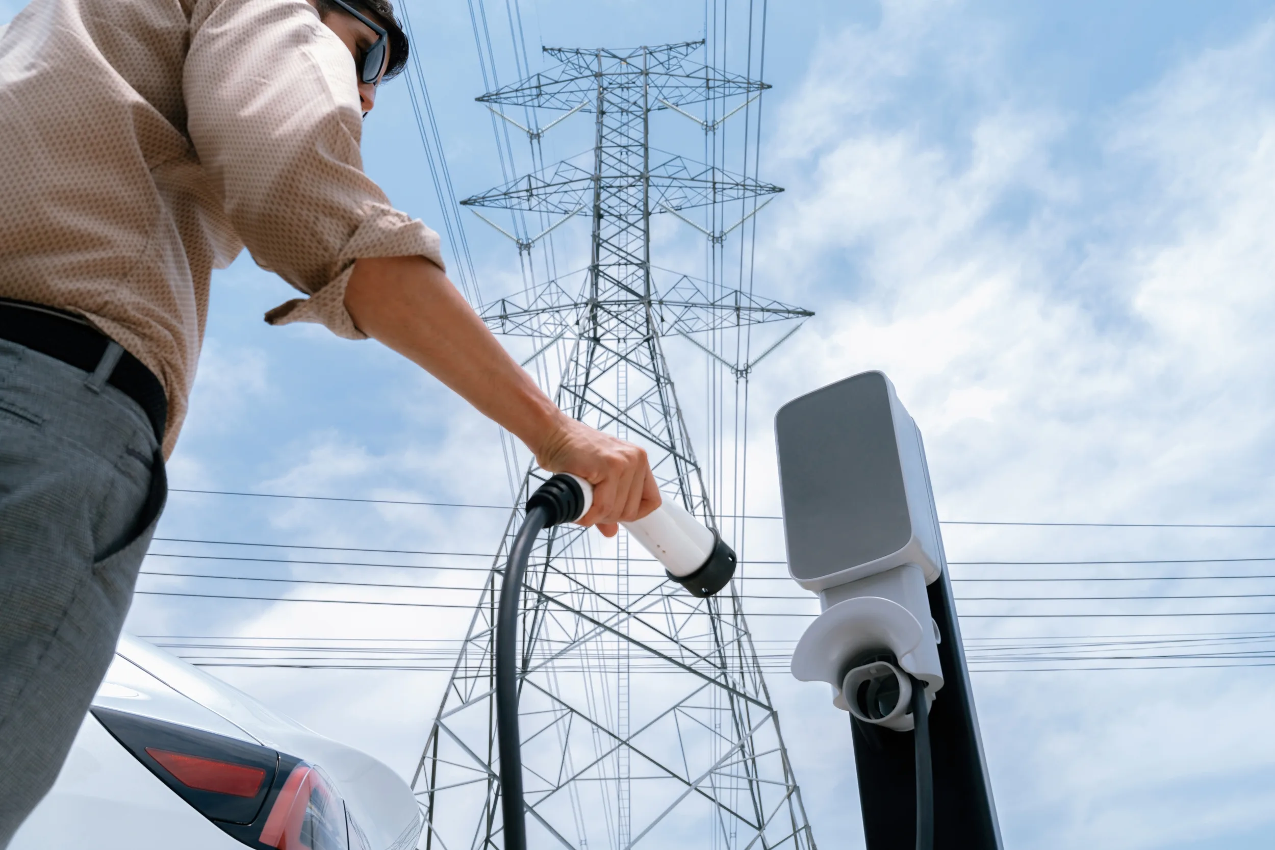 VOITURES ÉLECTRIQUES : LA FRANCE COMPTE DÉSORMAIS PLUS DE 200 000 BORNES DE RECHARGE PUBLIQUES