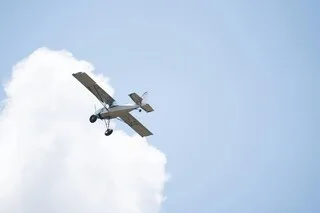 UN COUPLE DE SEPTUAGÉNAIRES PERD LE CONTRÔLE DE SON ULM ET ATTERRIT EN URGENCE SUR UNE PLAGE DES LANDES