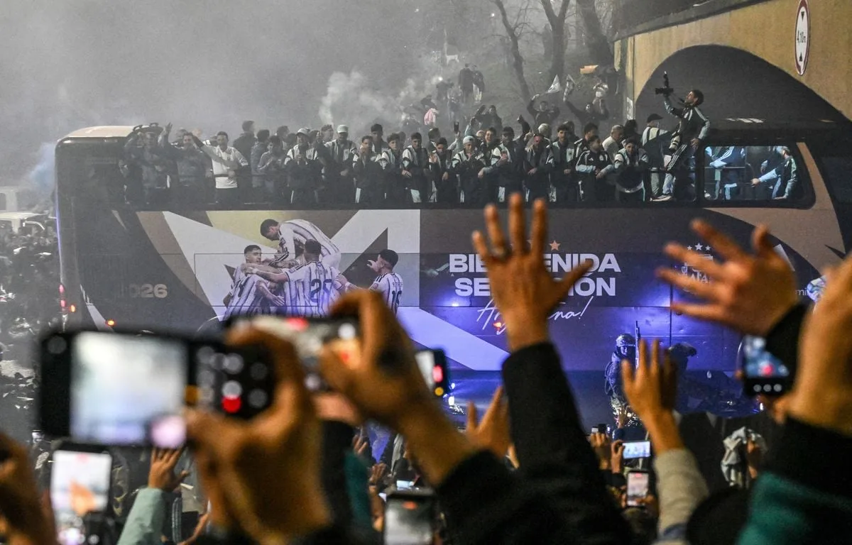 COUPE DU MONDE 2026 : LES ARGENTINS PARADENT À BUENOS AIRES APRÈS LEUR FINALE PERDUE CONTRE L’ESPAGNE