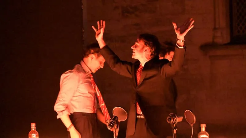 « NE SOYEZ PAS CELUI QUI AURA TOUT DÉTRUIT »: EMMANUEL MACRON INTERPELLÉ AU FESTIVAL D’AVIGNON SUR LES COUPES BUDGÉTAIRES VISANT LE SPECTACLE VIVANT