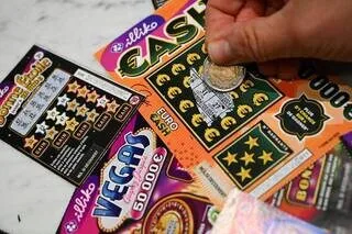 EMPLOYÉ D’UN BAR-TABAC, IL VOLE 40 000 € DE JEUX À GRATTER EN QUELQUES SEMAINES POUR ASSOUVIR SA « PASSION DÉVORANTE »