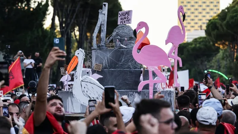 LA FAMILLE DE DONALD TRUMP SÈME LA PAGAILLE EN ALBANIE: À TIRANA, DES DIZAINES DE MILLIERS DE MANIFESTANTS S’OPPOSENT AU PROJET DE COMPLEXE HÔTELIER DE LUXE LIÉ À LA FILLE DU PRÉSIDENT AMÉRICAIN ET SON MARI, JARED KUSHNER