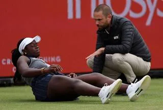 WIMBLEDON. « JE VAIS MANQUER LA SUITE DE LA SAISON SUR GAZON » : VICTORIA MBOKO DÉCLARE FORFAIT POUR LE GRAND CHELEM