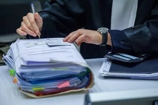 POURQUOI LE PROCÈS DE L’APPLICATION CRYPTÉE SKY ECC, SURNOMMÉ LA « MESSAGERIE DU CRIME », EST REPORTÉ