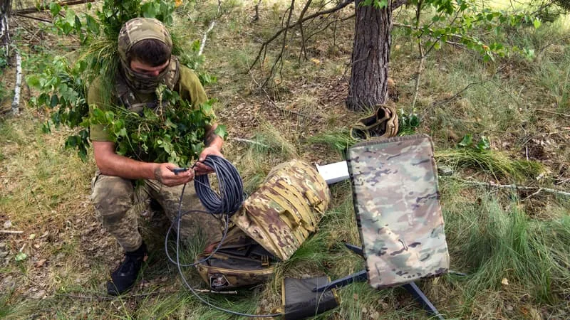 L’UKRAINE N’A PLUS D’INTERCEPTEURS: ELLE VEUT UTILISER STARLINK POUR GUIDER SES DRONES ET DÉTRUIRE LES LANCEURS DE MISSILES BALISTIQUES RUSSES (MAIS IL FAUT QU’ELON MUSK ACCEPTE)