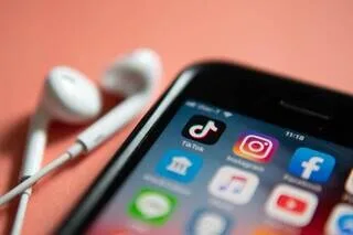 « UN VÉRITABLE EFFET TIKTOK » : COMMENT L’INDUSTRIE MUSICALE S’ADAPTE AUX NOUVEAUX USAGES DE LA GEN Z