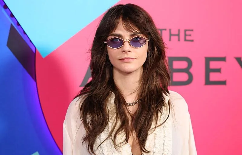 CARA DELEVINGNE RÉVÈLE AVOIR SOUFFERT DE CRISES D’ÉPILEPSIE À CAUSE DE LA DROGUE
