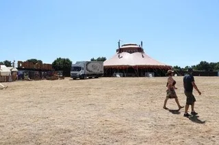 REPORTAGE. ANNULÉ À CAUSE DE LA CANICULE, LE SITE DU DUB CAMP EST DÉSERTÉ : « ÇA PREND LES TRIPES DE VOIR TOUT ÇA VIDE »