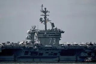 PROPULSION NUCLÉAIRE, 332 M DE LONG… VOICI L’USS GEORGE WASHINGTON, LE PORTE-AVIONS AMÉRICAIN ENVOYÉ AU MOYEN-ORIENT