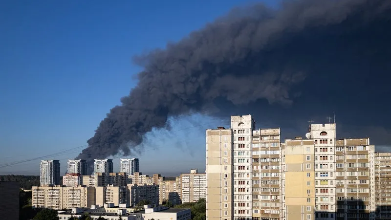 GUERRE EN UKRAINE: AU MOINS 27 MORTS APRÈS UNE FRAPPE RUSSE SUR UN ENTREPÔT PRÈS DE KIEV
