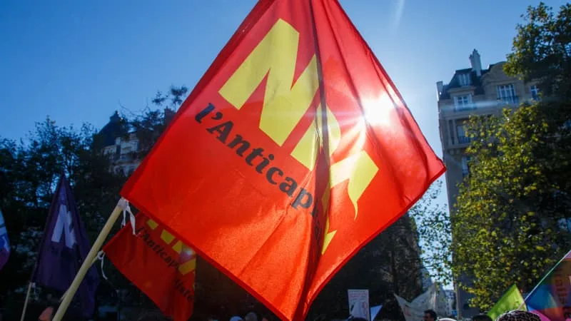 PRÉSIDENTIELLE 2027: LE NPA-ANTICAPITALISTE NE PRÉSENTE PAS DE CANDIDAT ET SOUTIENT JEAN-LUC MÉLENCHON CONTRE LE « DANGER DE L’EXTRÊME DROITE »