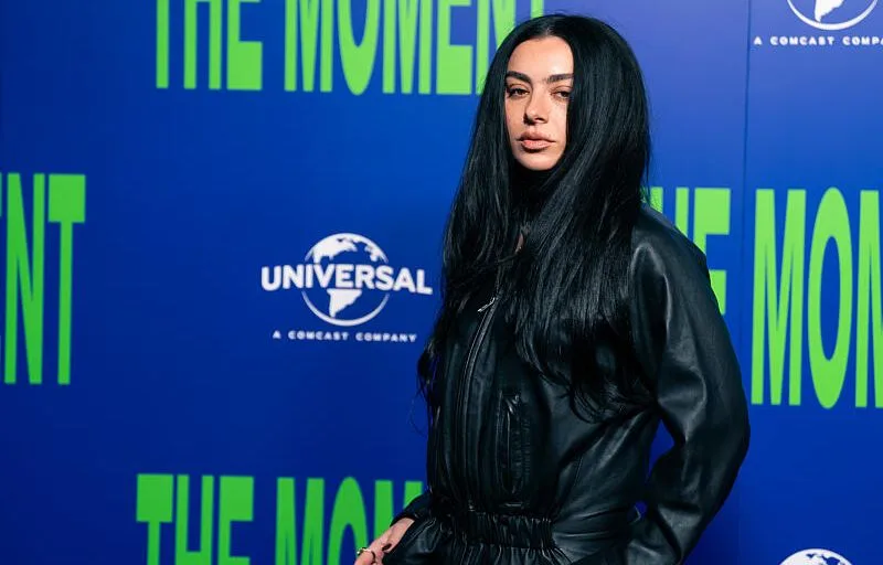 CHARLI XCX RÉVÈLE TRAVERSER UNE MAUVAISE PÉRIODE SUR LE PLAN « PSYCHOLOGIQUE »