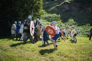 REMONTEZ LE TEMPS JUSQU’AU MOYEN-ÂGE AVEC CETTE GRANDE FÊTE ANNUELLE AU CHÂTEAU DE FALAISE