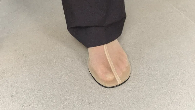 BALLERINES FILETS, MODÈLES TRANSPARENTS, SEMELLES ABSENTES… LES MARQUES FONT DISPARAÎTRE LES CHAUSSURES POUR DÉVOILER LE PIED ET LES VENDENT AU PRIX FORT (UNE MODE QUI RÉVULSE CERTAINS INTERNAUTES)