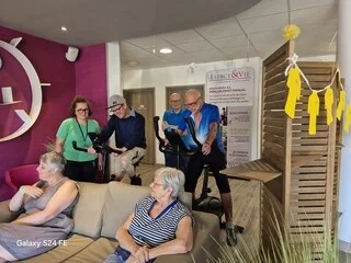« LE TOUR DE FRANCE, C’EST CULTUREL » : DANS CETTE RÉSIDENCE SENIORS DU FINISTÈRE, ON PÉDALE AVEC LES CHAMPIONS