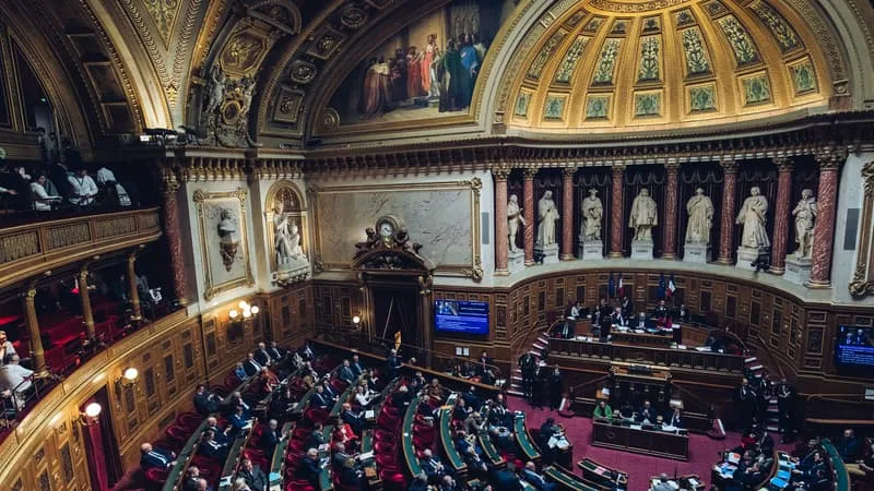 LES ENTREPRISES PREMIÈRES RESPONSABLES DE LA HAUSSE DES CAS DE BURN-OUT EN FRANCE? LE SÉNAT REFUSE DE PUBLIER LE RAPPORT DE SA MISSION D’INFORMATION SUR LE SUJET CAR IL EST JUGÉ « TROP ORIENTÉ »