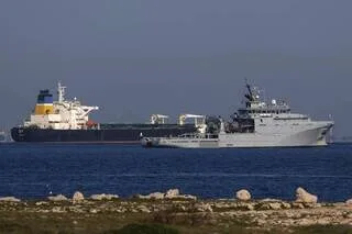 UN PÉTROLIER DE LA FLOTTE FANTÔME RUSSE ARRAISONNÉ PAR LA FRANCE AU LARGE DE LA SICILE, ANNONCE EMMANUEL MACRON