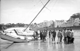 « LES COUPS DE BOUTOIR FAISAIENT TREMBLER LE BAR » : CE JOUR DE JUILLET 1969 OÙ UNE SOUDAINE TEMPÊTE SOUFFLA LA BRETAGNE