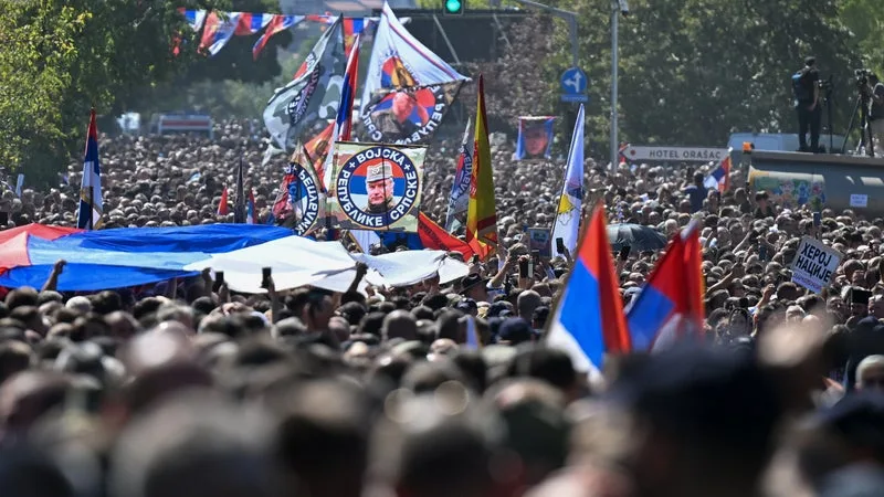 LES IMAGES DES OBSÈQUES RATKO MLADIC, LE « BOUCHER DES BALKANS » DONT BRUXELLES CONDAMNE LA « GLORIFICATION »