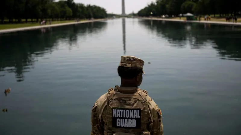 DONALD TRUMP MENACE DE PRISON QUICONQUE ENDOMMAGERAIT LE BASSIN PRÈS DU LINCOLN MEMORIAL DE WASHINGTON QU’IL A FAIT RÉNOVER