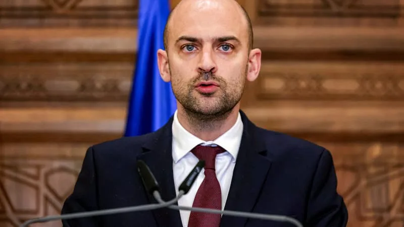 « UNE ACTION D’INTIMIDATION EXTRÊMEMENT GRAVE »: JEAN-NOËL BARROT DÉNONCE LA DÉTENTION DE DEUX DIPLOMATES FRANÇAIS EN IRAN, DONT L’UN D’EUX A ÉTÉ MOLESTÉ