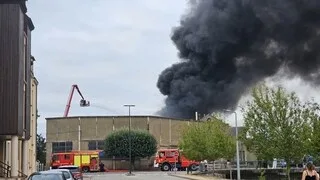 TROIS ADOLESCENTS EN GARDE À VUE APRÈS L’INCENDIE D’UNE ANCIENNE USINE EN SARTHE