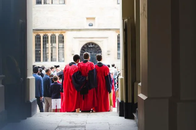 PARTIR DANS UNE UNIVERSITÉ INCROYABLE À L’ÉTRANGER OU ALLER DANS UNE FAC RASSURANTE DANS SON PAYS ?