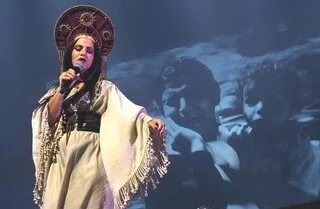 « J’AI APPRIS LA SORORITÉ » : EMEL, VOIX DE LA RÉVOLUTION TUNISIENNE, POINTE LA MISOGYNIE DE L’INDUSTRIE MUSICALE