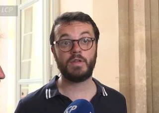 CANICULE. « ARRÊTER AVEC LES CODES VESTIMENTAIRES DE L’AVANT-RÉCHAUFFEMENT CLIMATIQUE », UN DÉPUTÉ EN POLO À L’ASSEMBLÉE