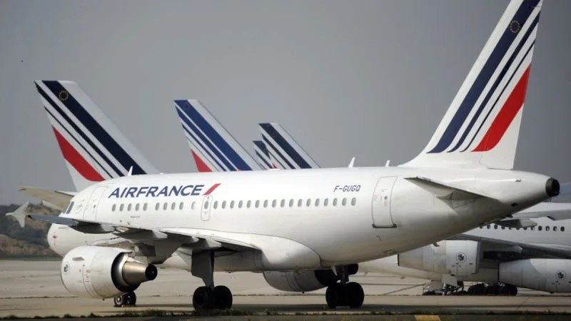 TRAVAIL DE NUIT, EXPOSITION AUX RAYONNEMENTS IONISANTS ET TABAGISME PASSIF: L’ORIGINE PROFESSIONNELLE DU CANCER DU SEIN D’UNE HÔTESSE DE L’AIR RECONNUE POUR LA PREMIÈRE FOIS EN FRANCE