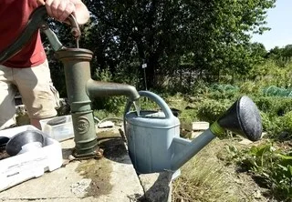 MALGRÉ L’ALERTE SÉCHERESSE, PUIS-JE ARROSER MON JARDIN SI L’EAU EST TIRÉE DE MON PUITS ?