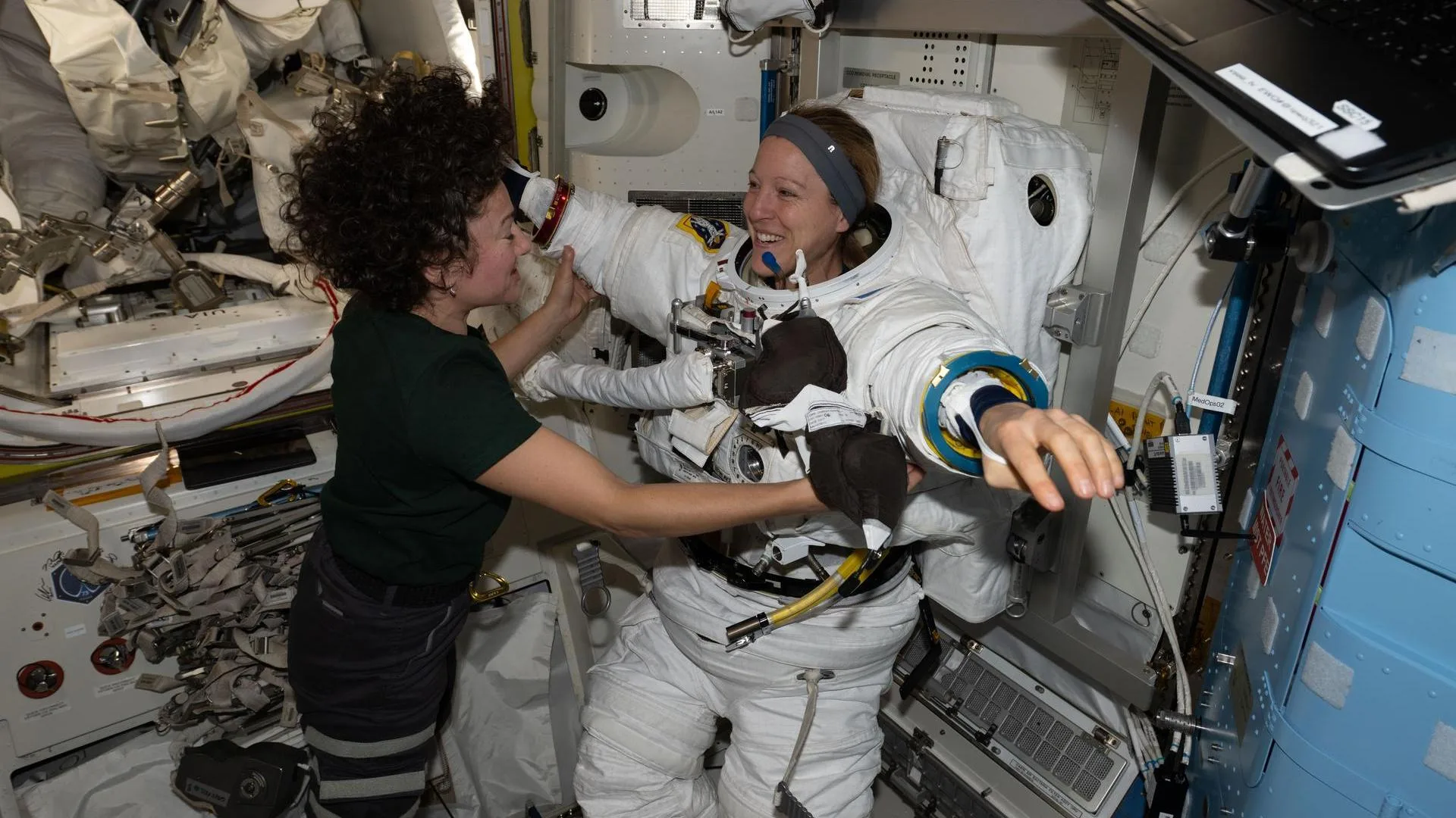 VOICI COMMENT SOPHIE ADENOT S’EST PRÉPARÉE POUR SA PREMIÈRE SORTIE DANS L’ESPACE