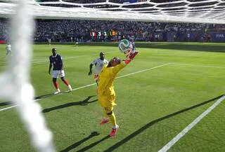 « LES TRAJECTOIRES SONT INSUPPORTABLES » : LE BALLON DE LA COUPE DU MONDE DIVISE, LANDREAU POUSSE UN COUP DE GUEULE