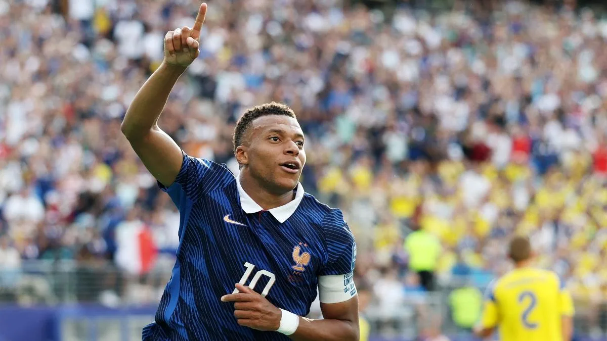 KYLIAN MBAPPÉ PARTAGE POUR LA PREMIÈRE FOIS DES PHOTOS DE VACANCES AVEC ESTER EXPÓSITO