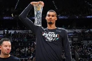 RÉCIT. DÉFENSEUR DE L’ANNÉE, FINALES NBA, BLESSURES : WEMBANYAMA, UNE TROISIÈME SAISON SYNONYME DE NOUVELLE DIMENSION