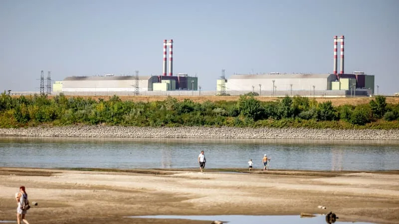 LE DANUBE EST TOMBÉ À SON PLUS BAS NIVEAU JAMAIS ENREGISTRÉ: FACE À LA SÉCHERESSE, LA HONGRIE VA REMONTER LE NIVEAU DU FLEUVE D’UN MÈTRE POUR QU’IL REFROIDISSE LA PLUS GRANDE CENTRALE NUCLÉAIRE DU PAYS